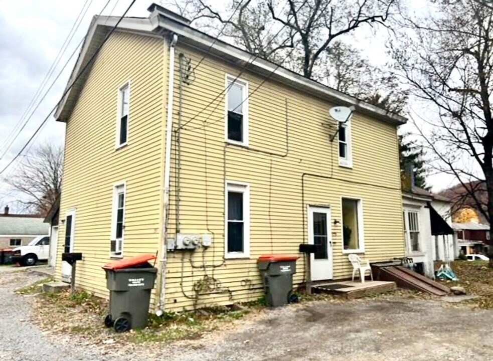 2011 7th Ave, Unit A in Beaver Falls, PA - Building Photo