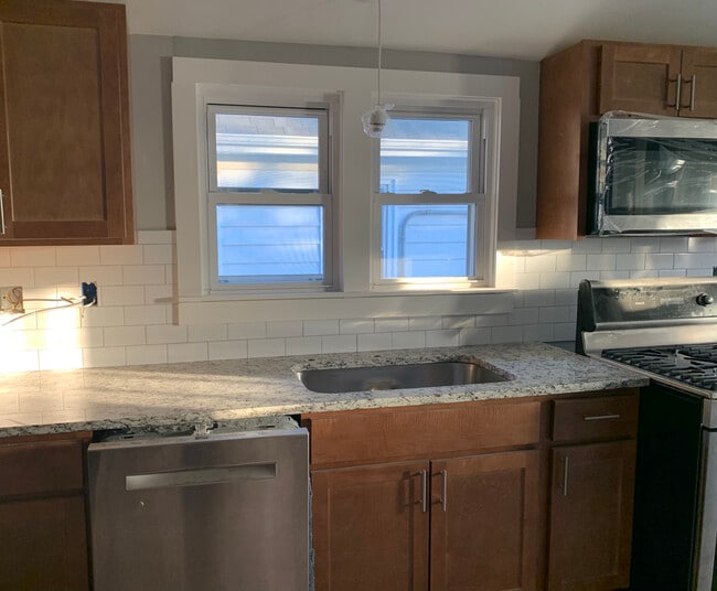 2163 N 62nd St, Unit Upper in Wauwatosa, WI - Foto de edificio - Building Photo