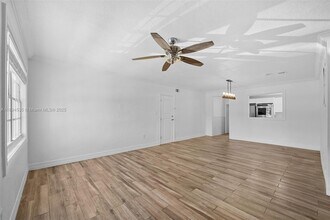 6381 SW 39th St in Miami, FL - Building Photo - Building Photo