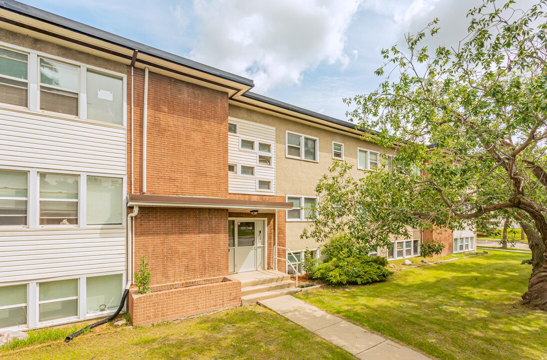 Kensington Court in Edmonton, AB - Building Photo