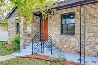 806 Barbara Dr in San Marcos, TX - Building Photo - Building Photo