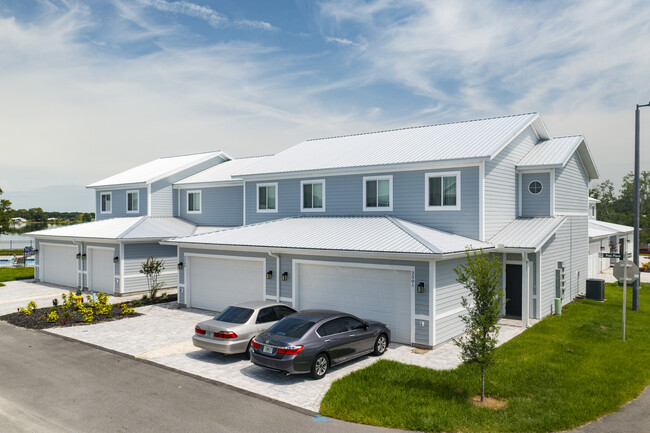 The Townhomes of Evergreen on Lake Idylwild in Winter Haven, FL - Building Photo - Building Photo