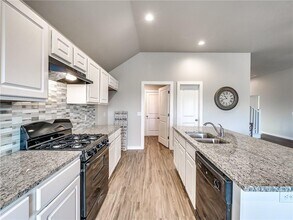 1270 Lakeview Dr in Edmond, OK - Building Photo - Building Photo