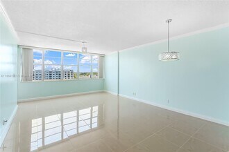 2025 NE 164th St in North Miami Beach, FL - Foto de edificio - Building Photo
