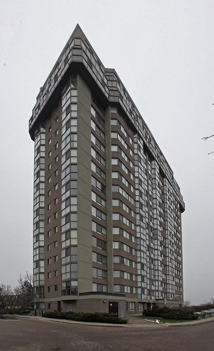 Kingsmere On The Park in Mississauga, ON - Building Photo