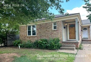 908 E Rose Dr in Midwest City, OK - Building Photo