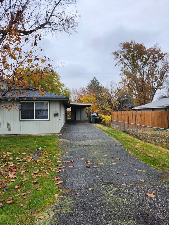 610-612 Berkshire St in Richland, WA - Building Photo
