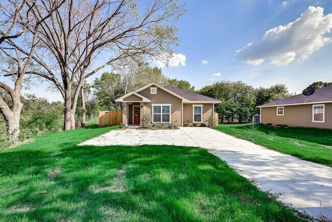 1605 W 13th Ave in Corsicana, TX - Building Photo - Building Photo