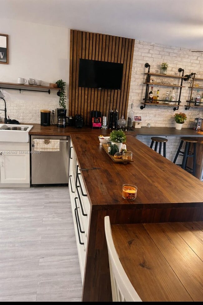 283 Woodland Rd in Palm Springs, FL - Building Photo - Building Photo