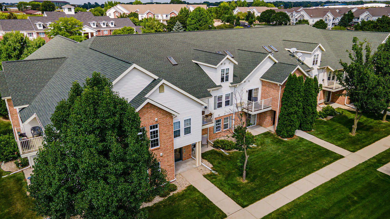 Hunter's Creek in Sun Prairie, WI - Building Photo