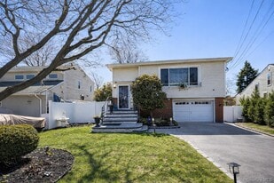 71 E Lido Promenade in Lindenhurst, NY - Building Photo