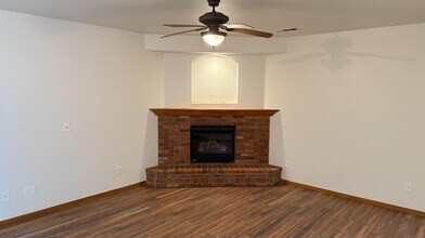 521 Sherwood Ct in Hanford, CA - Building Photo - Building Photo