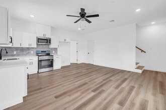 9818 Sandra St, Unit B in Houston, TX - Building Photo - Building Photo