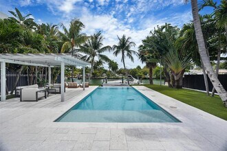 680 S Shore Dr in Miami Beach, FL - Building Photo - Building Photo