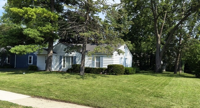 222 Woodlawn Dr in Mundelein, IL - Building Photo - Building Photo