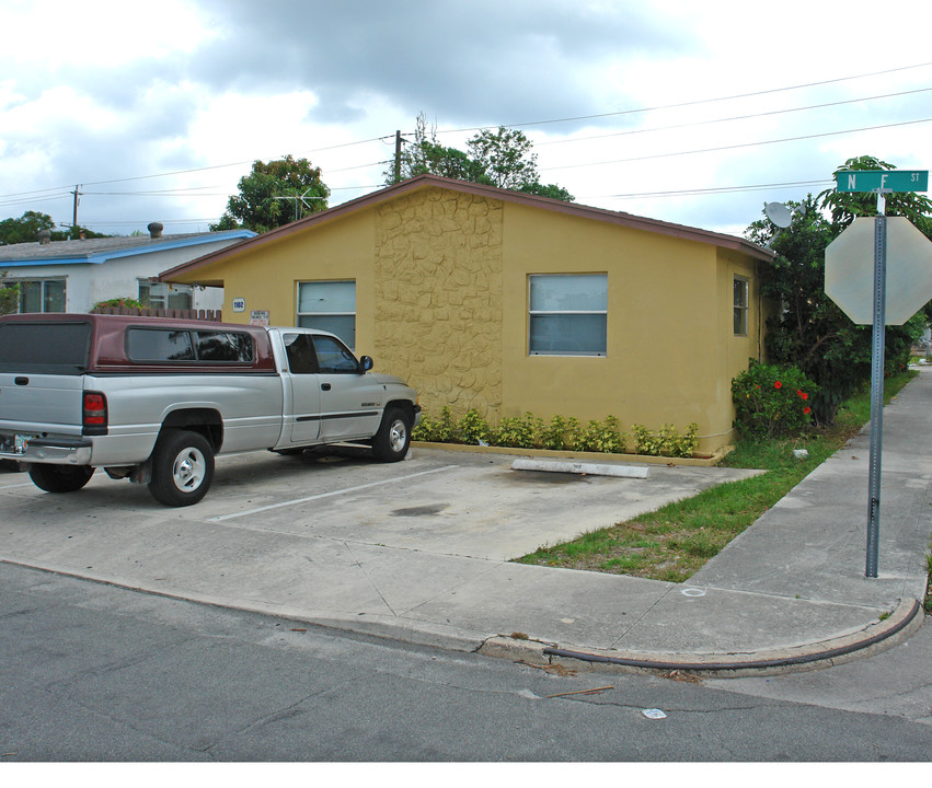 1102 N F St in Lake Worth, FL - Building Photo