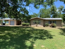 340 Westwood Ln in Brenham, TX - Building Photo