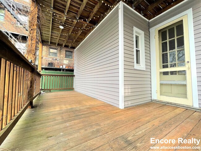 63 Dana St, Unit 7 in Cambridge, MA - Foto de edificio - Building Photo