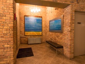 225 W Huron St in Chicago, IL - Foto de edificio - Building Photo