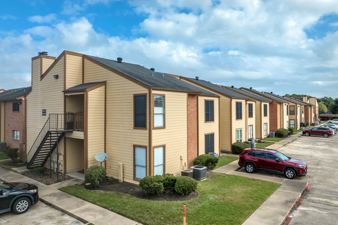 Aspen Club Condominiums in Houston, TX - Building Photo