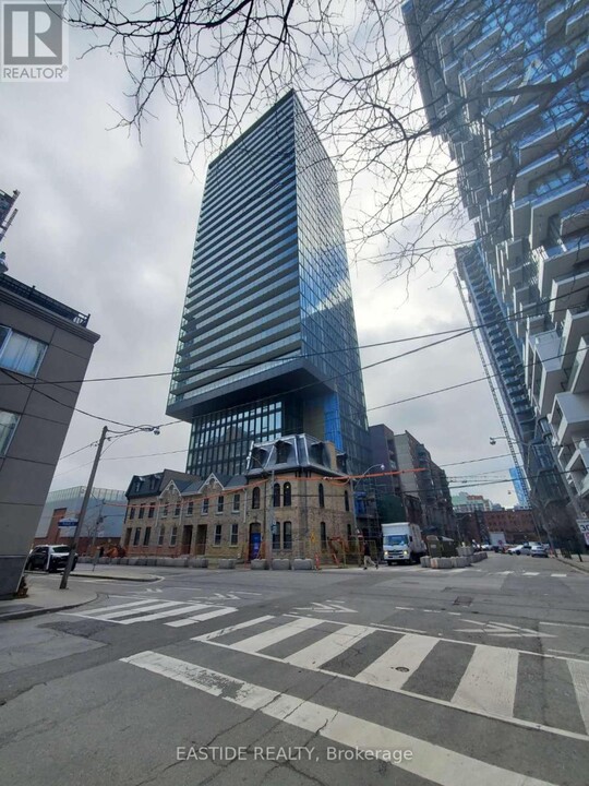 47-2747 Mutual St in Toronto, ON - Building Photo