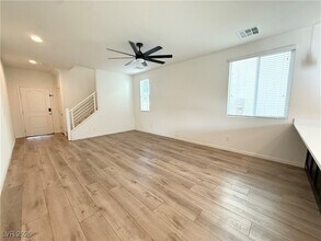 5414 Enchanted Rose St in Las Vegas, NV - Foto de edificio - Building Photo