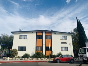 6610 Selma Ave in Los Angeles, CA - Foto de edificio - Building Photo