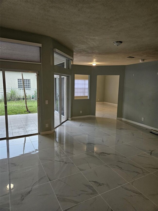 4079 Pinewood Ln in Weston, FL - Building Photo - Building Photo