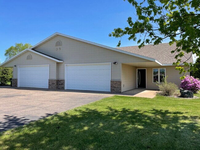 16547 56th Ave N, Unit 16549 56th Ave. N in Chippewa Falls, WI - Foto de edificio - Building Photo
