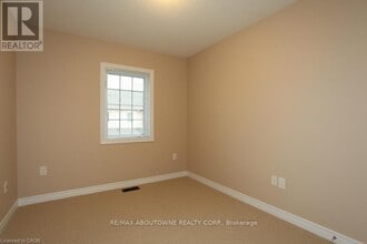 104 Plains Rd E in Burlington, ON - Building Photo - Building Photo