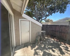 283 Riverview Way in Oceanside, CA - Foto de edificio - Building Photo