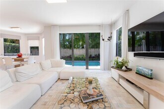 10560 NW 69th Ter in Doral, FL - Building Photo - Building Photo