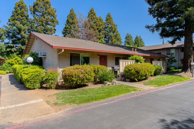 Sandalwood Apartments in Chico, CA - Foto de edificio - Building Photo