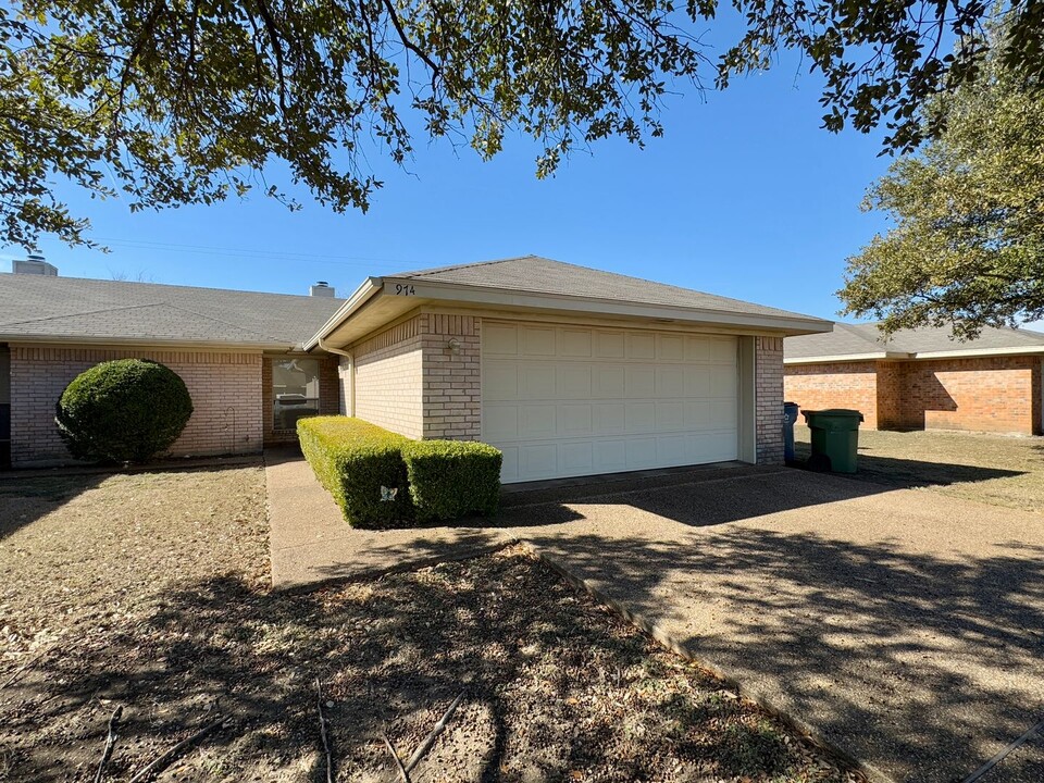 974 Parkview Cir in Hewitt, TX - Building Photo