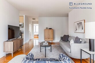 235 W 48th St in New York, NY - Building Photo - Building Photo