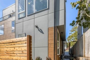 3045 21st Ave W in Seattle, WA - Building Photo