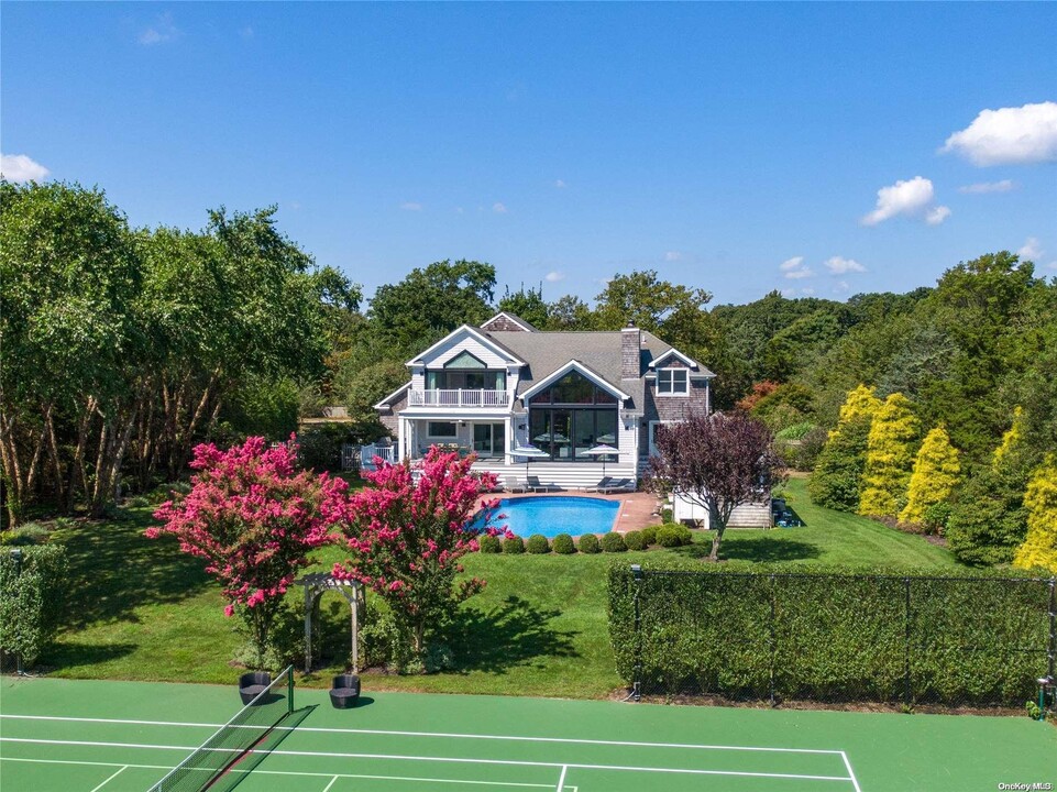 18 Remsen Ln in West Hampton Dunes, NY - Foto de edificio