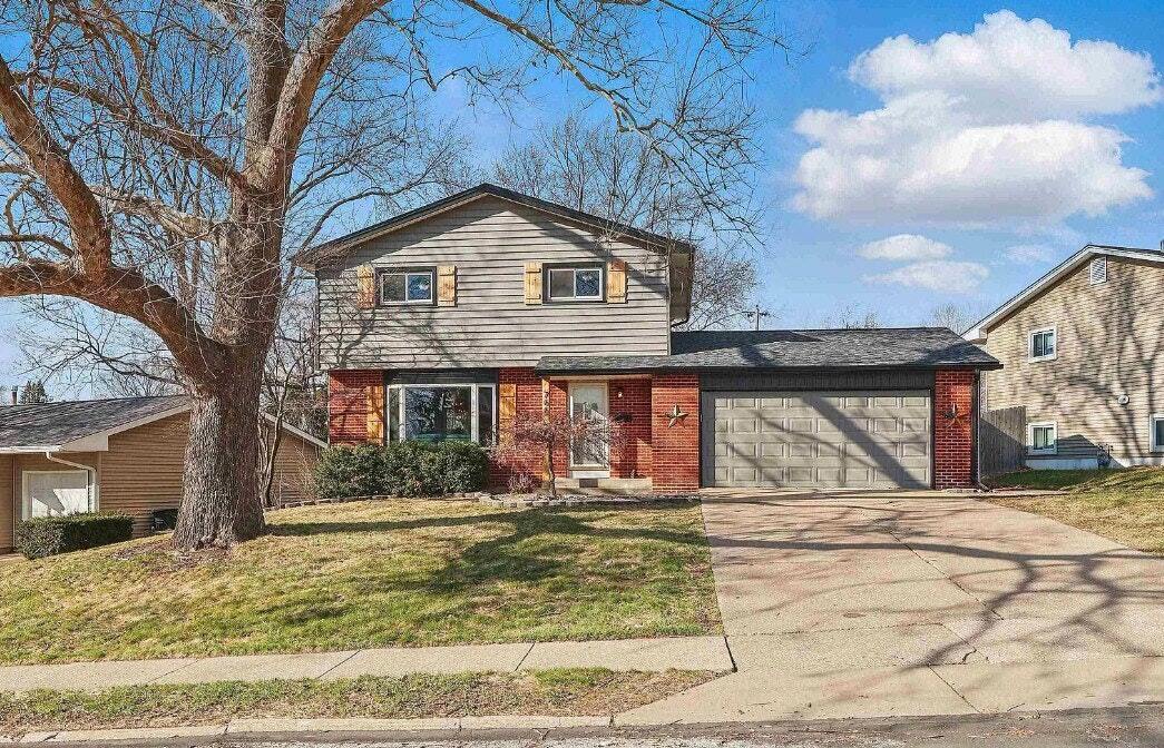 766 W 46th St in Davenport, IA - Foto de edificio