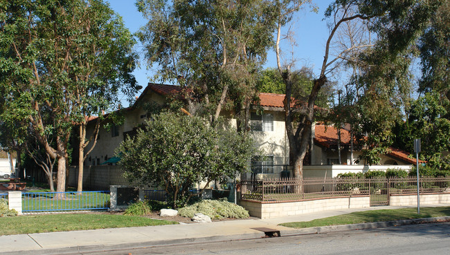 4421-4437 Howard Ave in Los Alamitos, CA - Foto de edificio - Building Photo