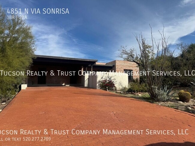 property at 4851 Vía Sonrisa