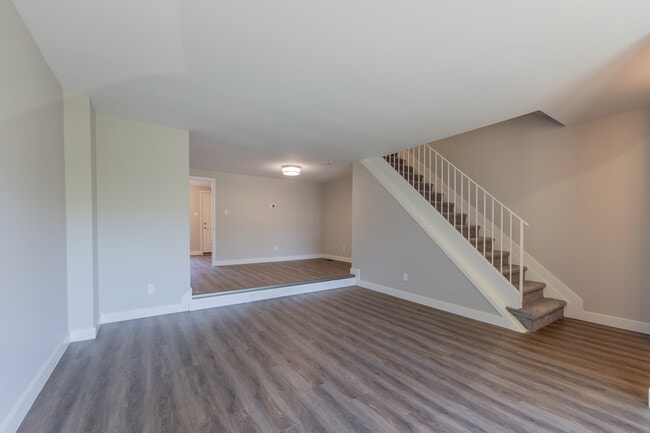 Berkshire Apartments & Townhomes in London, ON - Building Photo - Building Photo