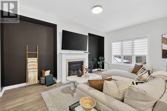 20 Gord Matthews Way in Uxbridge, ON - Building Photo - Building Photo