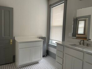 1736 N Arlington Pl, Unit Upper in Milwaukee, WI - Building Photo - Building Photo