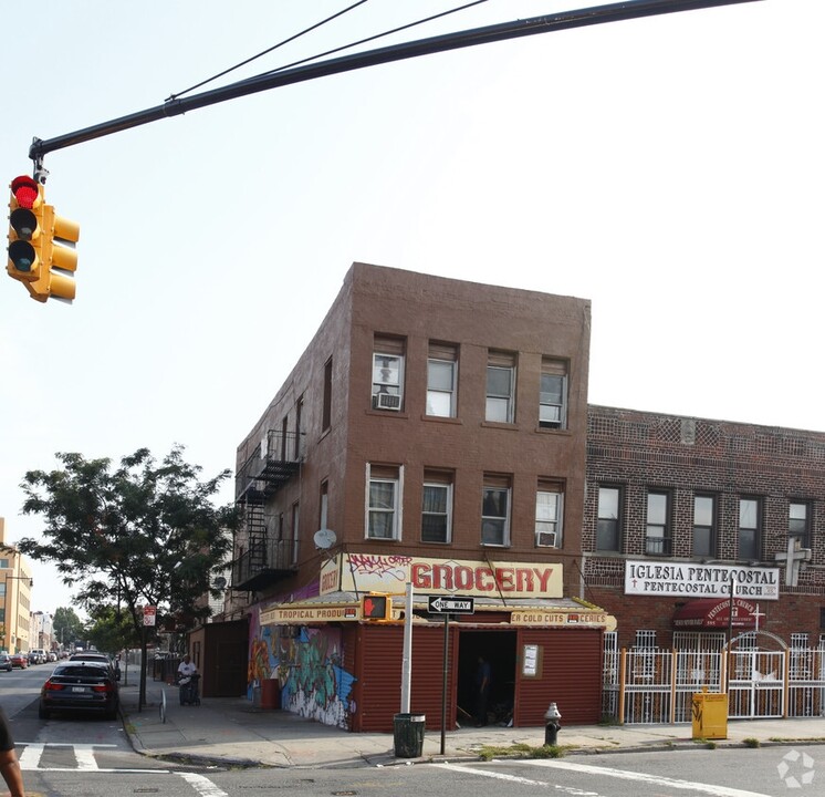 326 Cornelia St in Brooklyn, NY - Foto de edificio