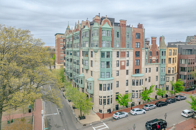 Charlesgate Hall in Boston, MA - Foto de edificio - Building Photo