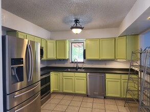 2422 Hidden Valley Dr, Unit B in Grand Junction, CO - Foto de edificio - Building Photo