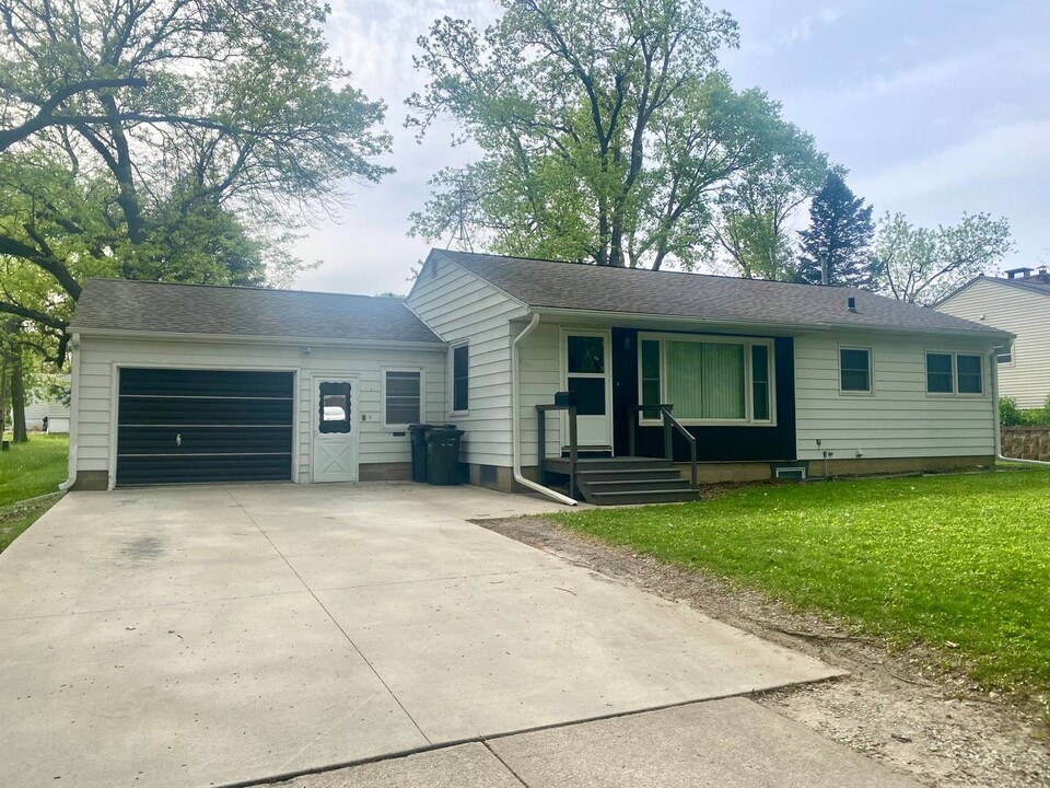 2611 Tremont St in Cedar Falls, IA - Building Photo