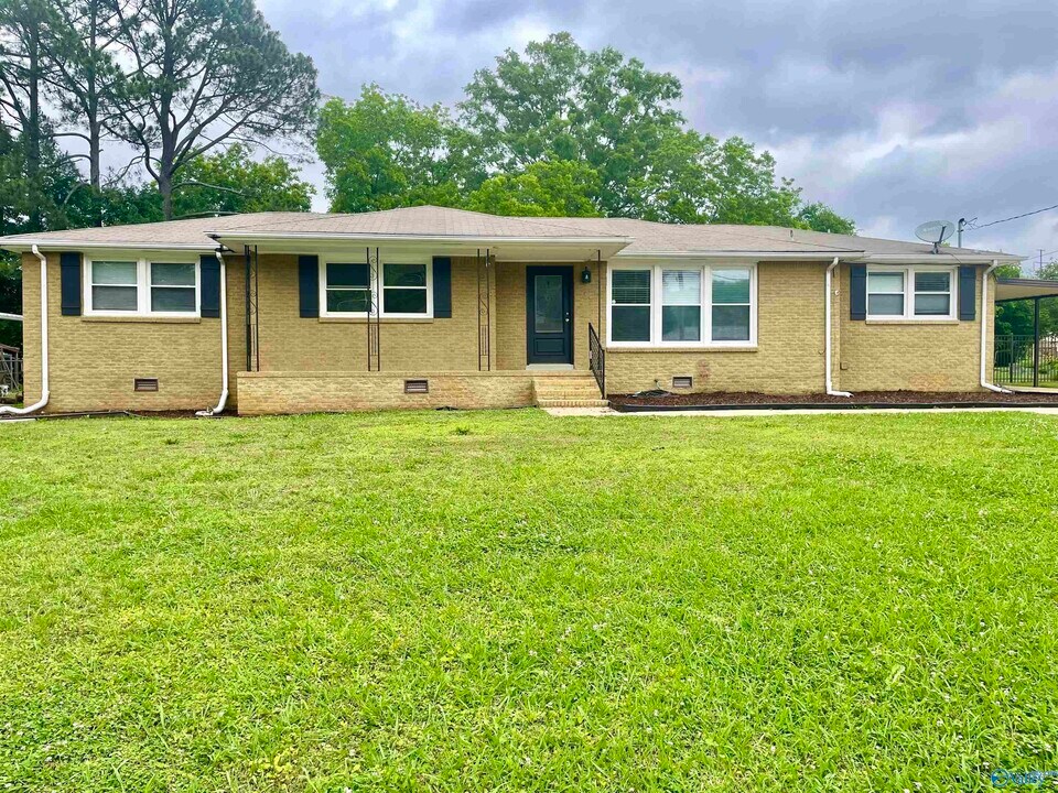 304 Meadowbrook Dr SE in Huntsville, AL - Building Photo