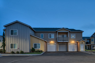 Four Seasons Central in Vancouver, WA - Foto de edificio - Building Photo