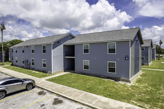 St. Laurent Apartments in Aransas Pass, TX - Foto de edificio - Building Photo